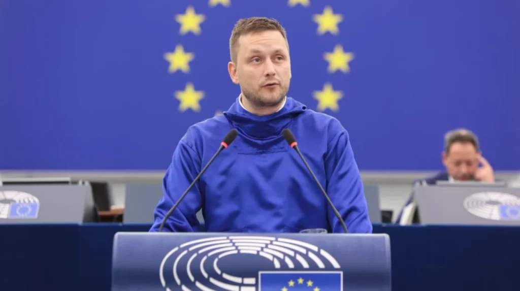 EU political leaders throw weight behind Greenland