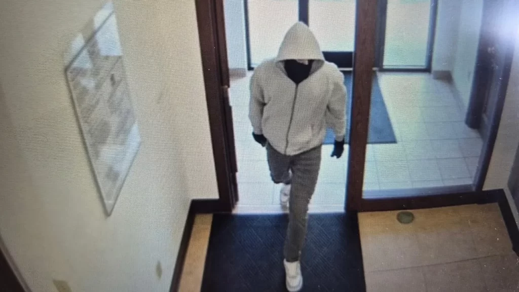 2 employees killed in U.S. Bank robbery in Berea, suspect at large