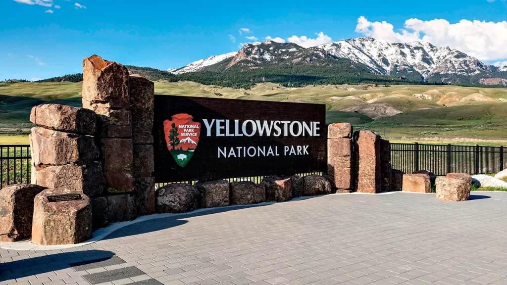 Yellowstone bear attack injures 2 hikers, closes Mystic Falls Trail